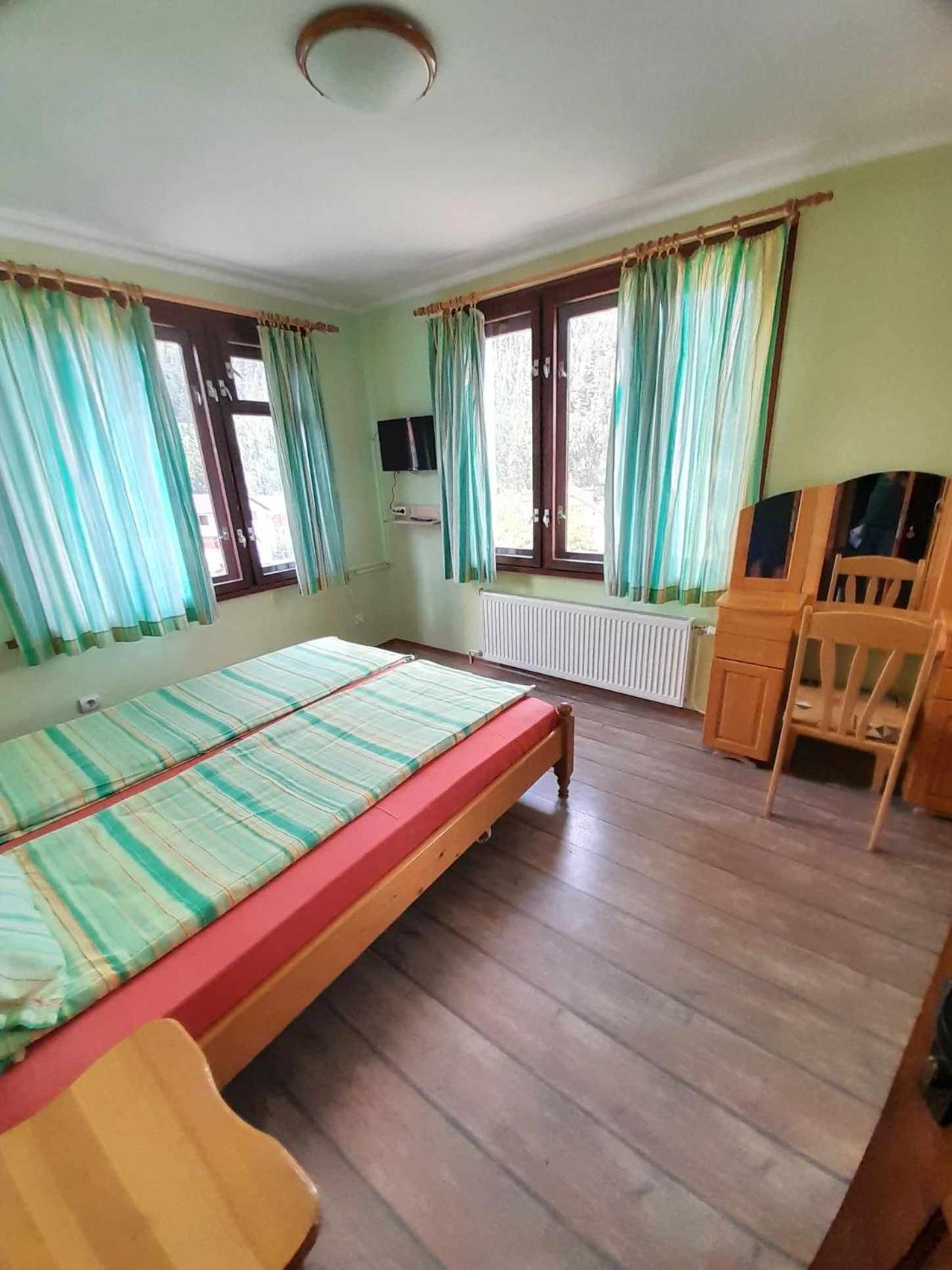 Guest House Lorian Madzhare Luaran gambar