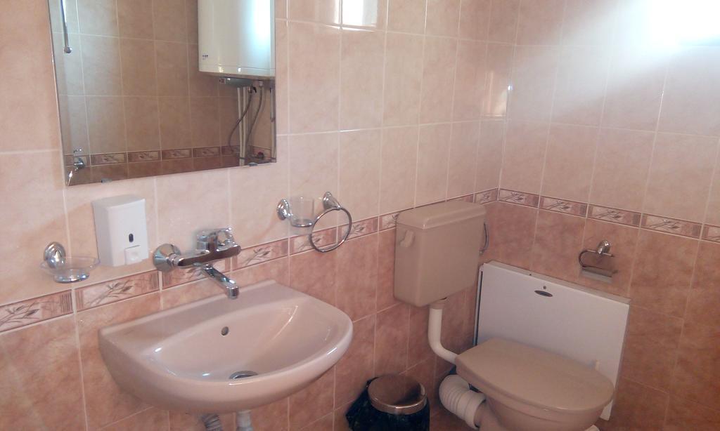 Guest House Lorian Madzhare Luaran gambar