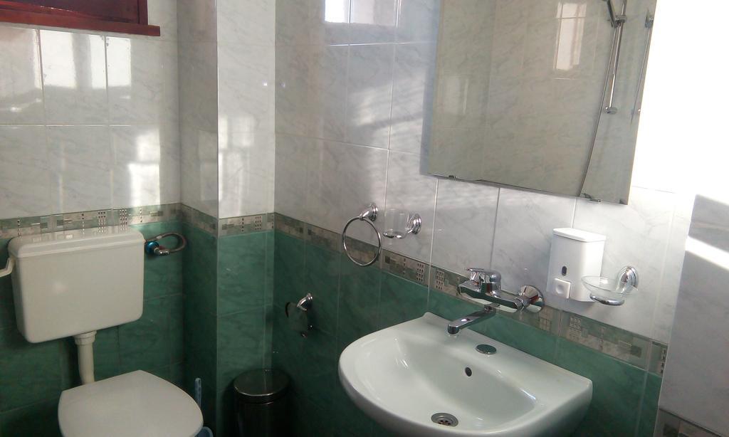 Guest House Lorian Madzhare Luaran gambar